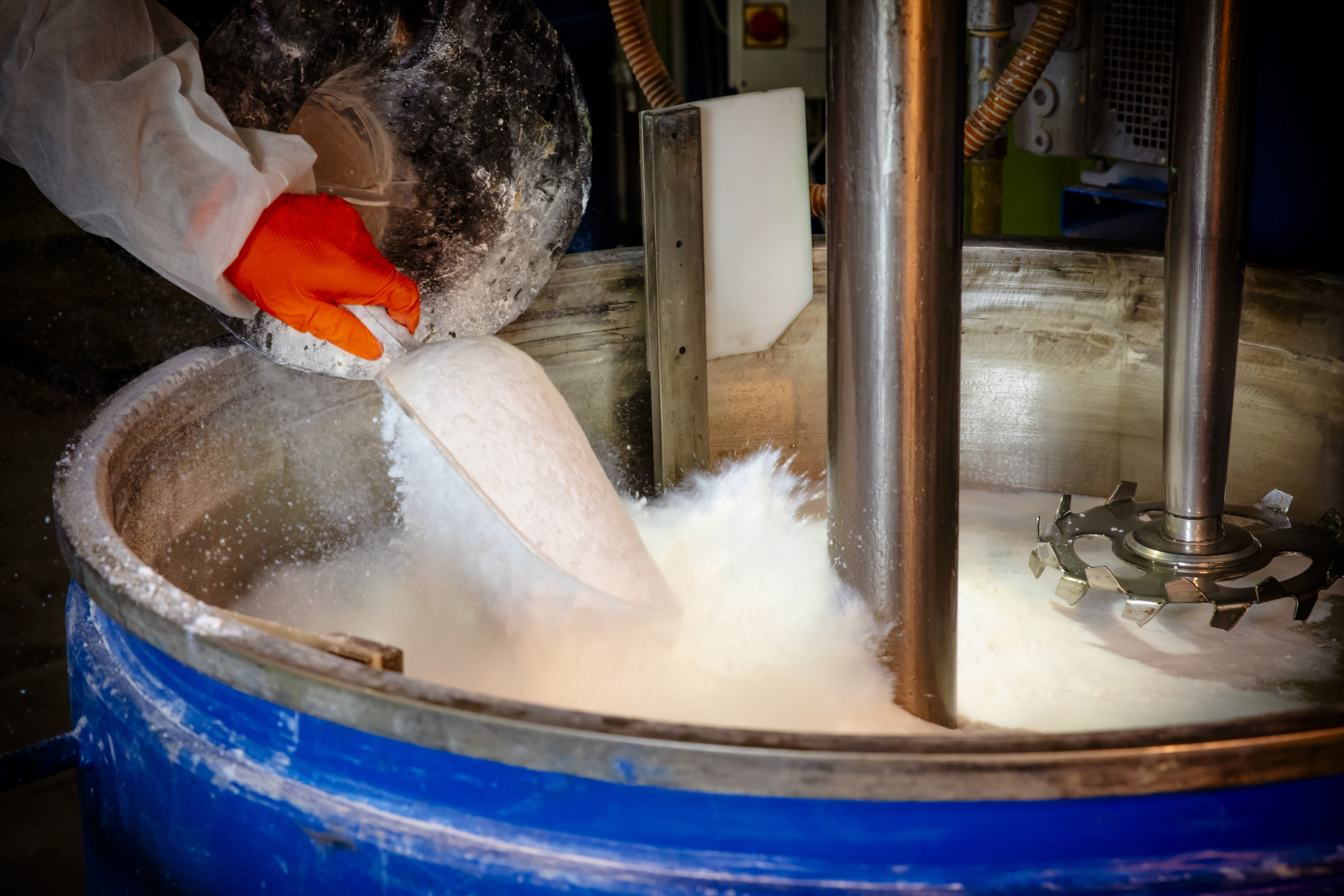 Produzione di resine e adesivi ad alte prestazioni.